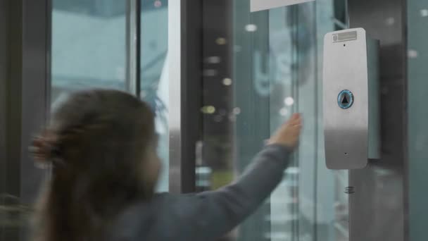 Gadis kecil menekan tombol panggilan lift — Stok Video
