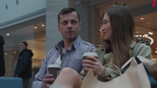 Man talking to a girl over a cup of coffee — Stock Video