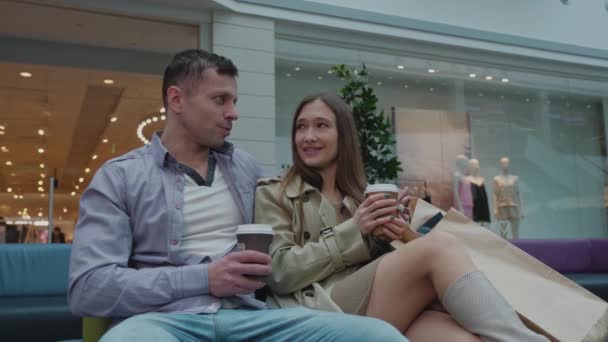 Hombre y mujer tomando café en el centro comercial — Vídeo de stock