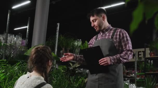 Δύο ανθοπωλεία κάνουν απογραφή των λουλουδιών σε ένα κατάστημα — Αρχείο Βίντεο