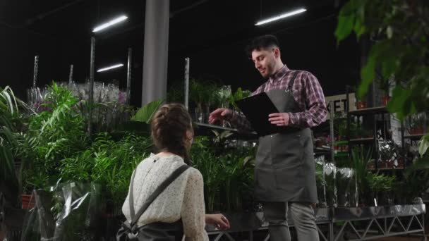 An experienced florist teaches a beginner — Stock Video