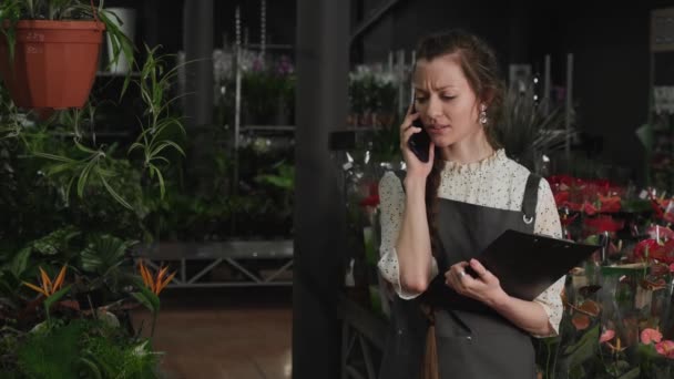 Flower shop manager ordering flowers — Stock Video