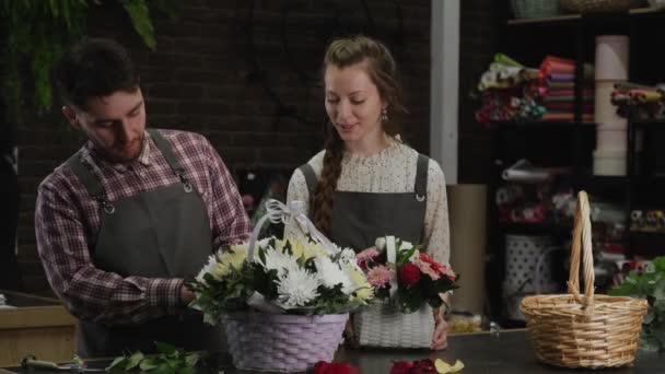 Deux fleuristes cueillant des paniers de fleurs — Video