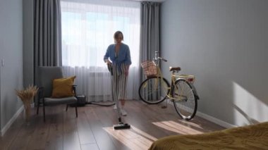 Ev hanımı daireyi temizler ve dans eder.