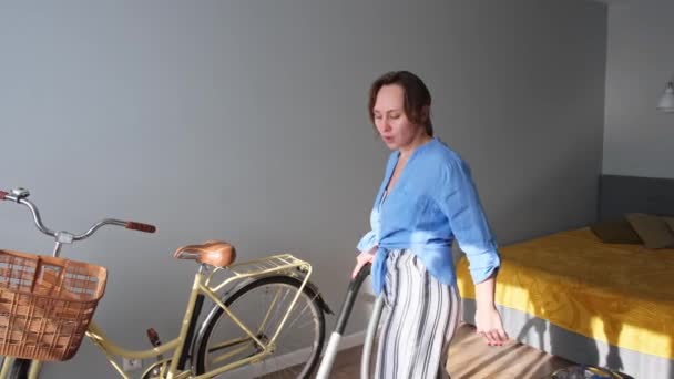 Kobieta w mieszkaniu tańczy z odkurzaczem — Wideo stockowe
