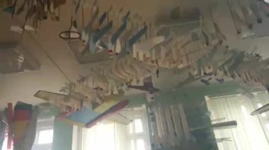 Atölyede birçok uçak modeli var.