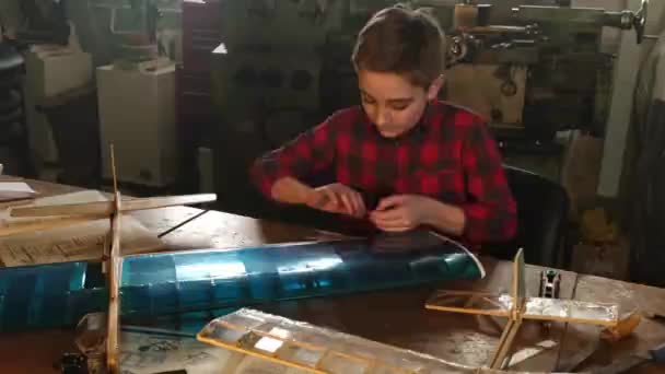 A teenager glues the flag of Great Britain to the wing of an airplane — Stock Video