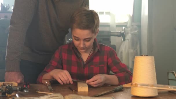 Jongen leren werken met gereedschap — Stockvideo