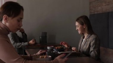 Bir Japon restoranında kadın kahvaltısı.