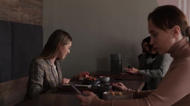 Jeunes femmes dans un restaurant de sushi Clip Vidéo