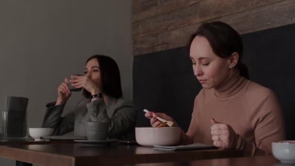 Young women having lunch in a cafe — Stock Video