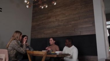 Adam arkadaşlarıyla buluşmaya geç kalmıştı.