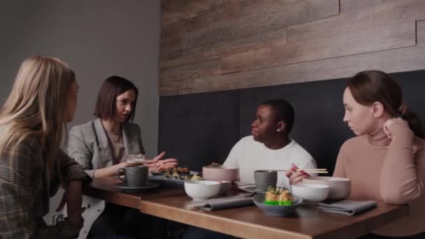 Bir Japon restoranında öğle yemeği yiyen bir arkadaş grubu. — Stok video