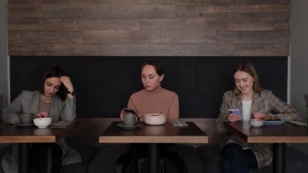 Meisjes ontbijt in Aziatisch cafe — Stockvideo