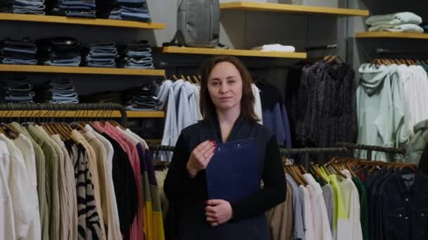 Asociado de ventas en una tienda de ropa para mujeres — Vídeos de Stock