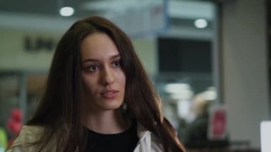 Alıcı satıcıyla görüşür.