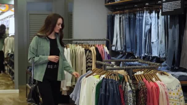 Lány sétál egy ruhaboltban — Stock videók