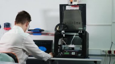 Bir 3D yazıcı üzerinde çalışan Bilişim öğretmeni.