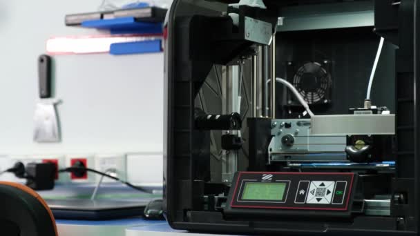 Una impresora 3D programada hace una pieza de plástico — Vídeos de Stock