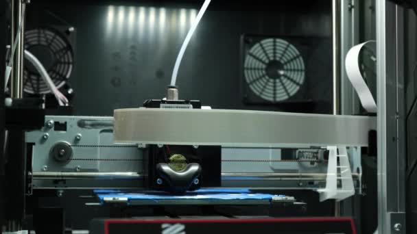 Крупный план работающего 3D принтера — стоковое видео