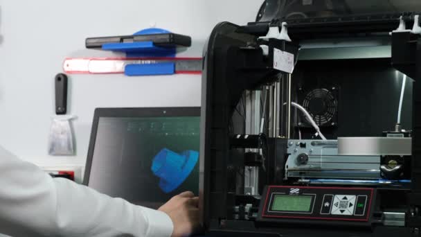 Trabalhar em uma impressora 3D e modelagem — Vídeo de Stock
