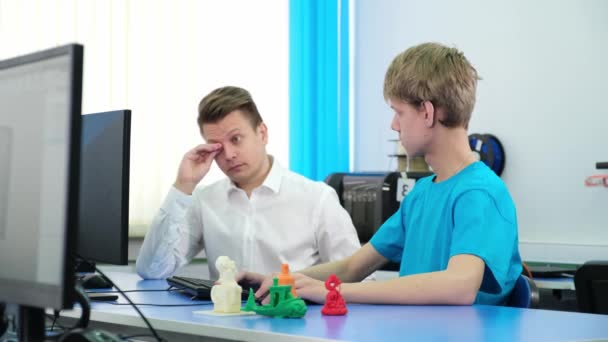 El profesor muestra a los estudiantes ejemplos de modelos 3D — Vídeos de Stock