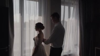 Damat gelinliği bağlar.