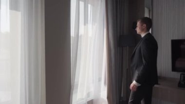 Damat kendine tuvalet suyu sıkar.