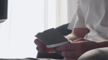 Damat dikkatlice düğün davetiyesini açar.