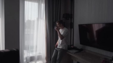 Damadın otel odasında düğün sabahı.