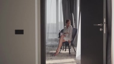 Gelin bir otel odasında dinleniyor.