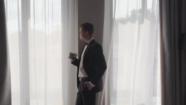 The groom is nervous before the ceremony — Stock Video