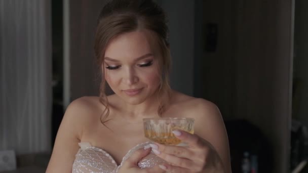 De bruid drinkt 's morgens champagne. — Stockvideo