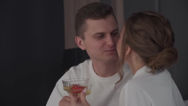 Наречений і наречений п'ють шампанське і цілують — стокове відео