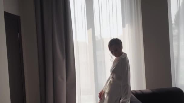 Noiva posando para câmera no quarto de hotel — Vídeo de Stock