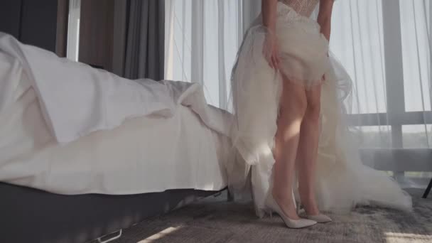 Bride putting on wedding shoes — Stock Video