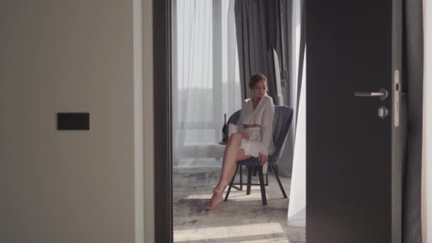 Panna młoda odpoczywa w pokoju hotelowym — Wideo stockowe
