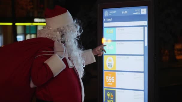 Санта-Клаус с помощью современного цифрового дисплея — стоковое видео