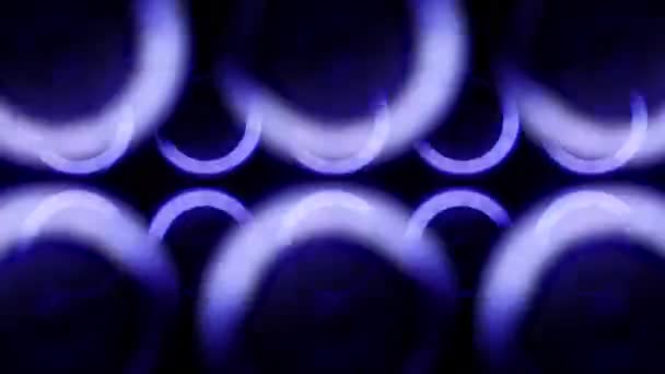 Un conjunto de altavoces de sonido modernos iluminados por luces de neón giratorias — Vídeos de Stock