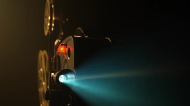 Karanlık odada geçmişe dönük film projektörü çalışıyor