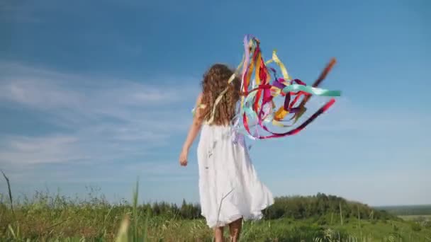 Εφηβικό κορίτσι με κορδέλες ουράνιου τόξου στη φύση — Αρχείο Βίντεο
