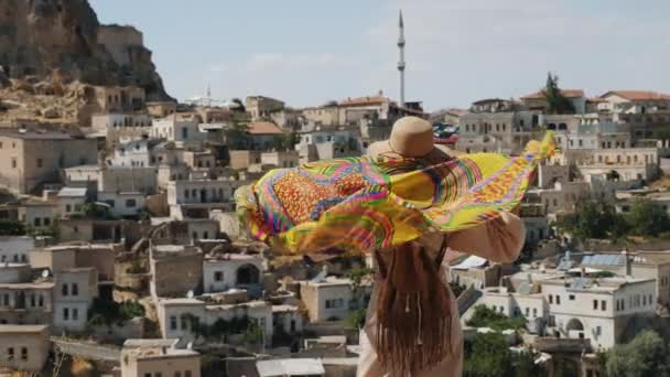 Vista posterior de la mujer envuelta en un chal mira el casco antiguo de Turquía — Vídeo de stock