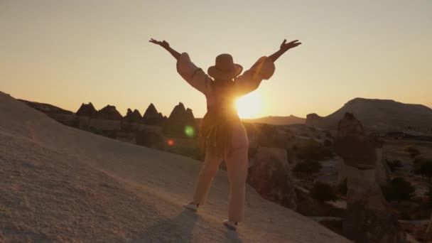 Hermosa turista mujer levanta las manos regocijándose en el viaje y puesta de sol — Vídeo de stock