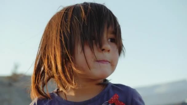 Kappadokien, Turkiet, sommaren 2021: Porträtt av ett lösdrivet barn från fattiga byar och slumområden — Stockvideo