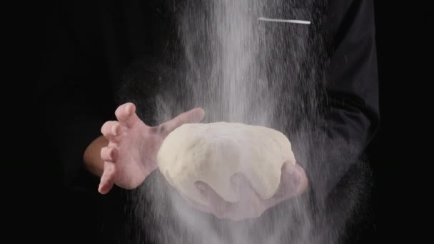 A lisztet egy tésztára öntik egy séf kezében. — Stock videók