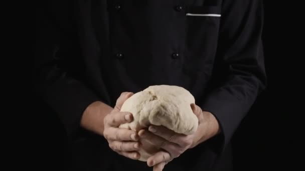 Пекарь образует шарик теста, держа его в руках — стоковое видео