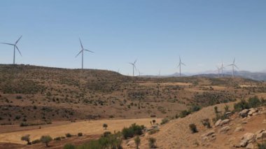 Dağlarda temiz enerji üretimi için yel değirmenleri çiftliği