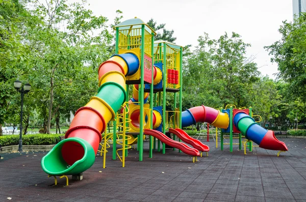 Une aire de jeux pour enfants colorée — Photo