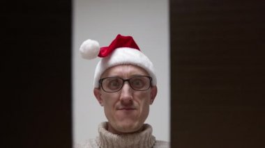 Noel Baba şapkalı ve gözlüklü adam yaklaş.
