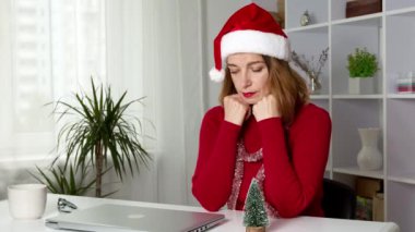 Noel Baba şapkalı üzgün kadın çalışmak istemiyor.